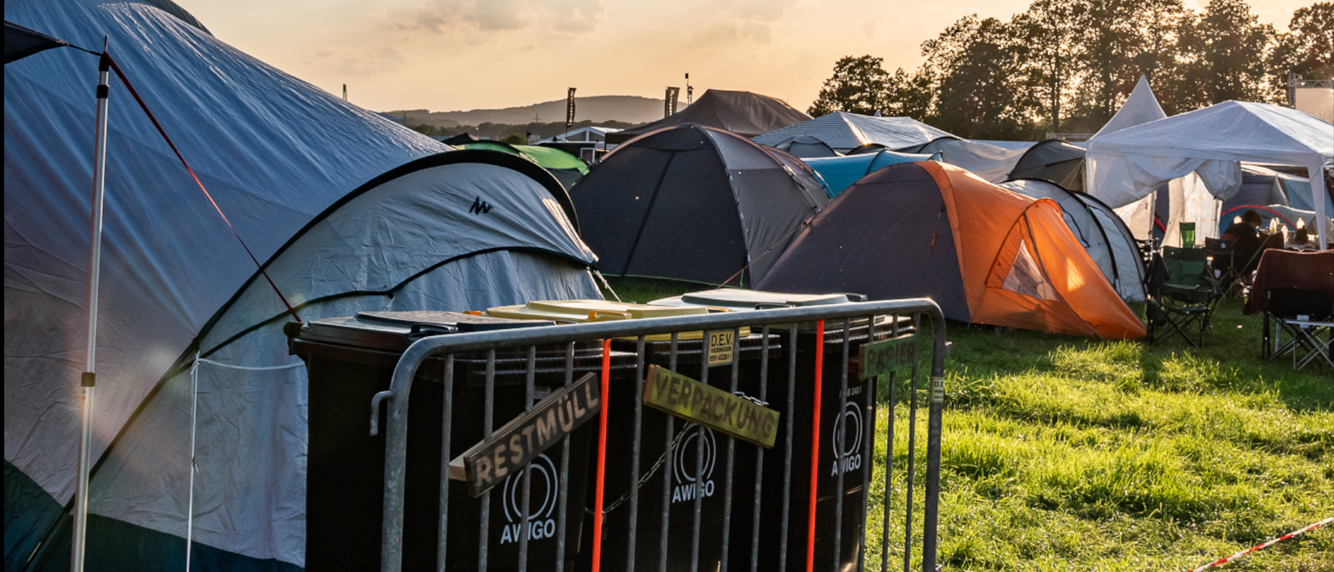 Zu sehen ist der Campingplatz des Hütte Rockt Festivals mit der Mülltrennung im Vordergrund