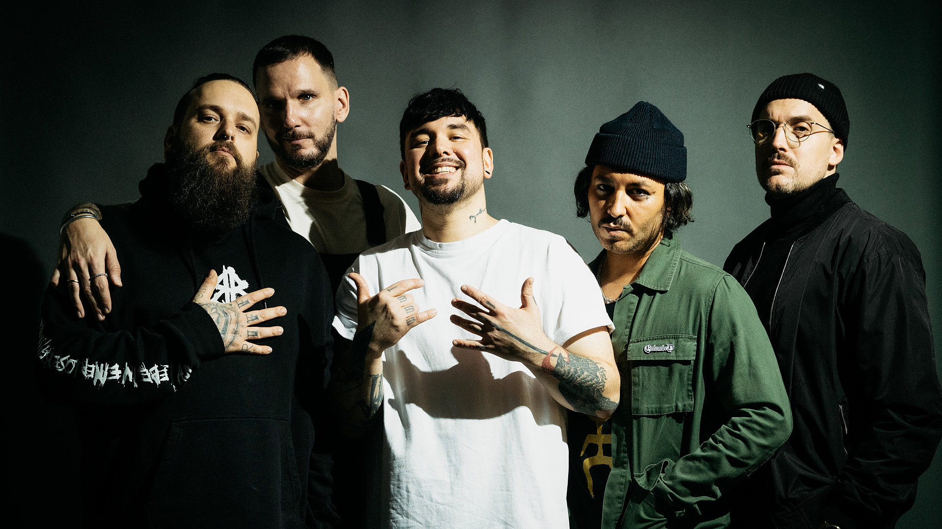 Die Mitglieder der Band Callejon stehen vor einem einfarbigen Hintergrund und schauen zur Kamera