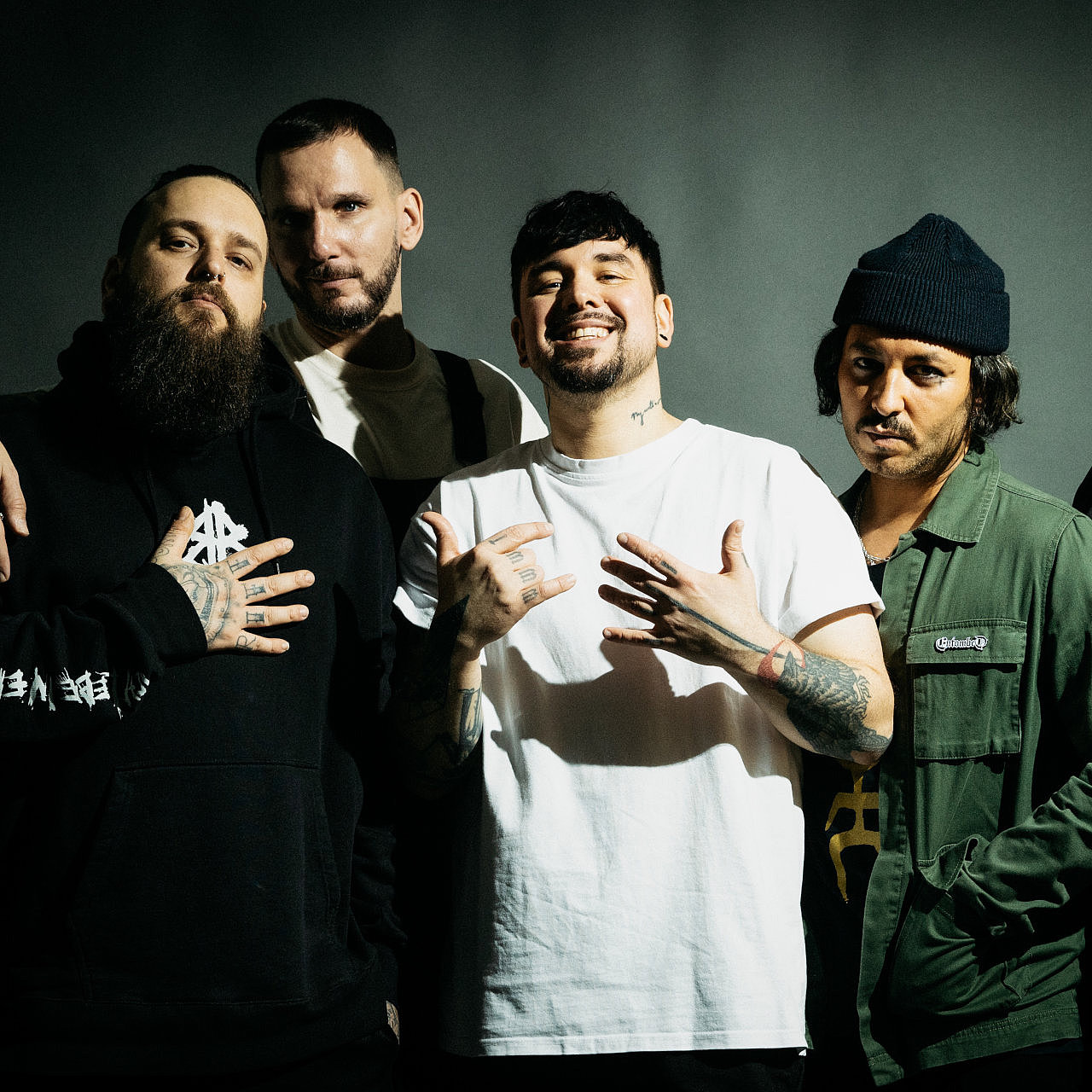 Die Mitglieder der Band Callejon stehen vor einem einfarbigen Hintergrund und schauen zur Kamera